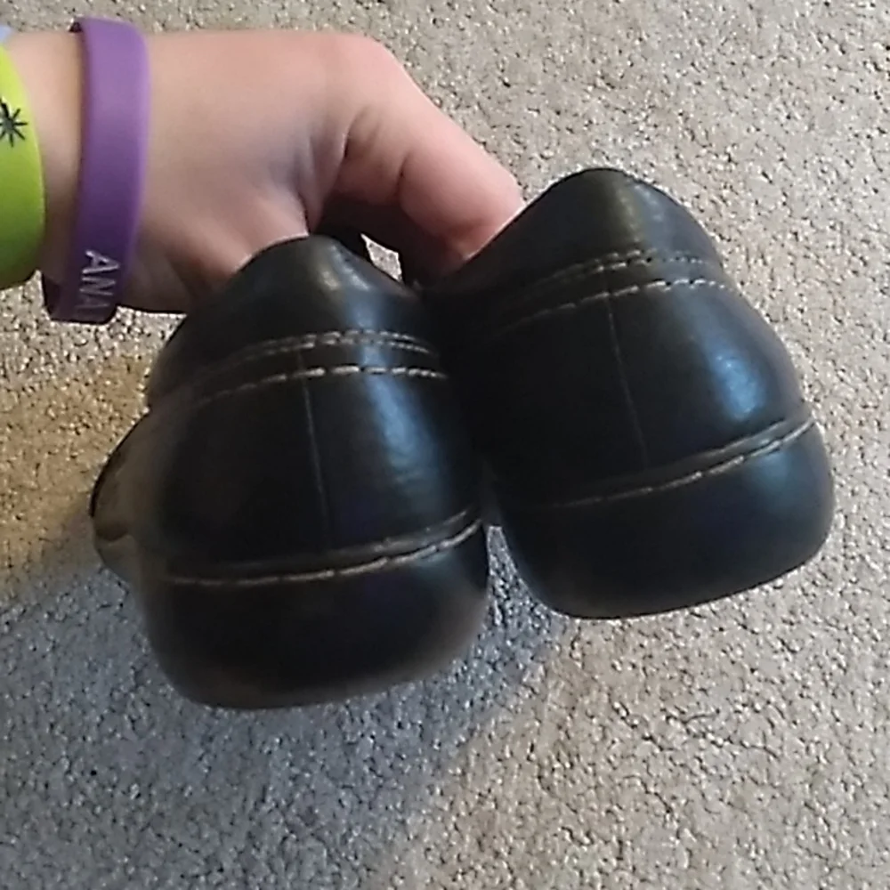 Women's Black Clarks Shoes, Size 7.5 - Picture 3 of 7